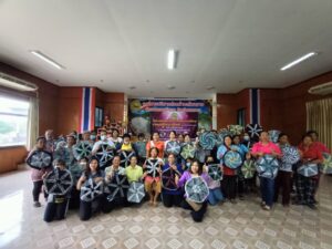 โครงการส่งเสริมและพัฒนาอาชีพกลุ่มสตรีตำบลโพนงาม ทำพรมเช็ดเท้าจากเศษผ้าประจำปีงบประมาณ 2566